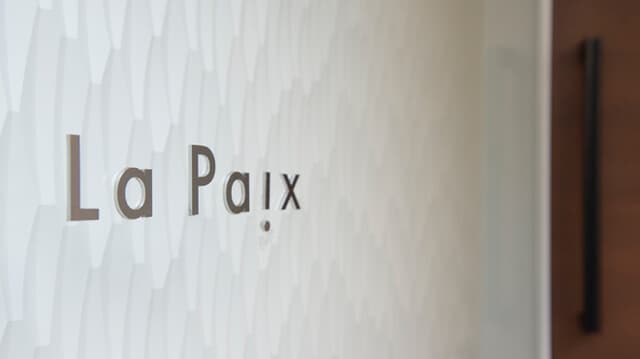 La paix: Creative Modern French