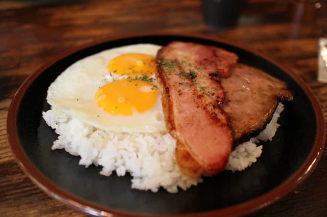Villa Afghan: Bacon-Egg and Wagyu Curry in a Forest Lodge