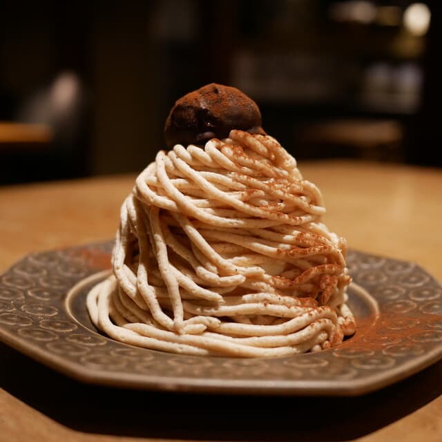 Cafe Bibliotic Hello!: Kyoto Machiya with a Two-Storey Book Wall