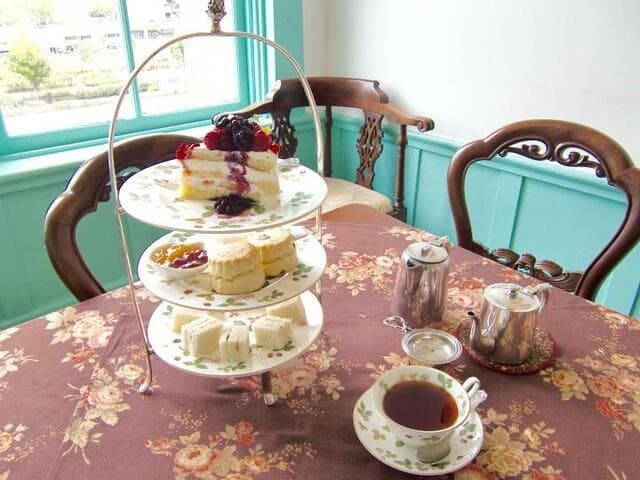 Kitahama Retro: Classic British Tea Salon