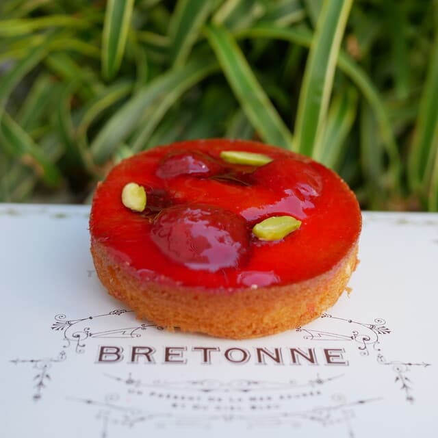BRETONNE Hankyuu umeda honten: Classic French Pastries