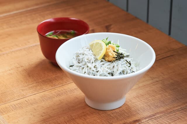 Tsuda U Suisan Restaurant: Fresh Oysters with an Ocean View