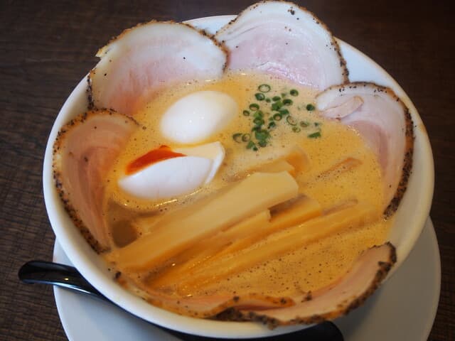 Ramenya Mitsuba: Cappuccino-Foam Ramen