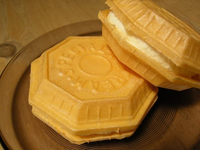 Karasawa: Classic Ice Cream Monaka by the Sea