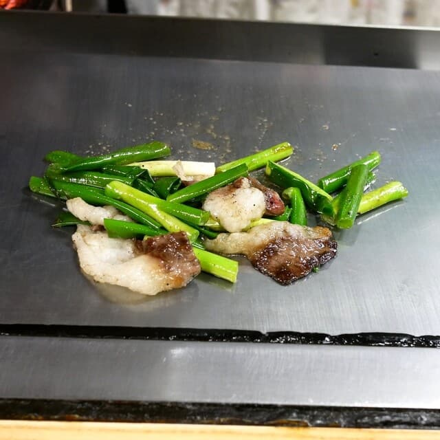 Horumon Ryori Senmonjo Toneya: Old-School Teppan Horumon