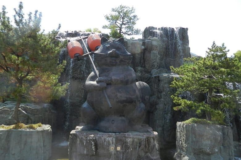 Kincho Raccoon Dog Statue