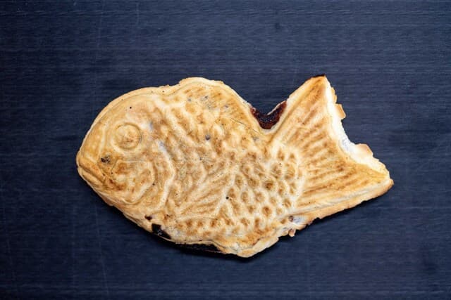 Yanagiya: taiyaki baked one by one in iron moulds