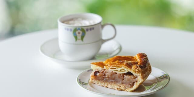 Manpei Hotel Cafe Terrace: Historic Apple Pie & Tea
