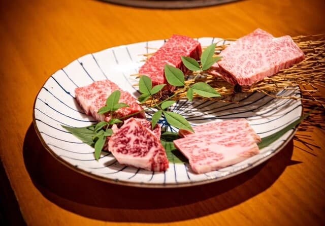 Sumibi Yakiniku Gorou Nagarekawa ten: Wagyu over Binchōtan