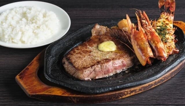 PUB LOUNGE EMERALD: Steaks on Sizzling Iron Plates