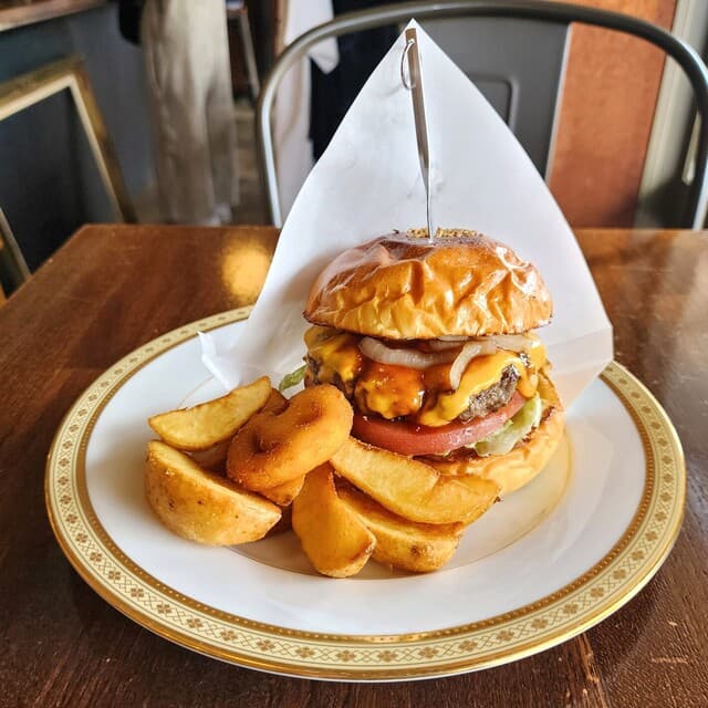 Ralph's Burger Restaurant: Handmade American-style burgers
